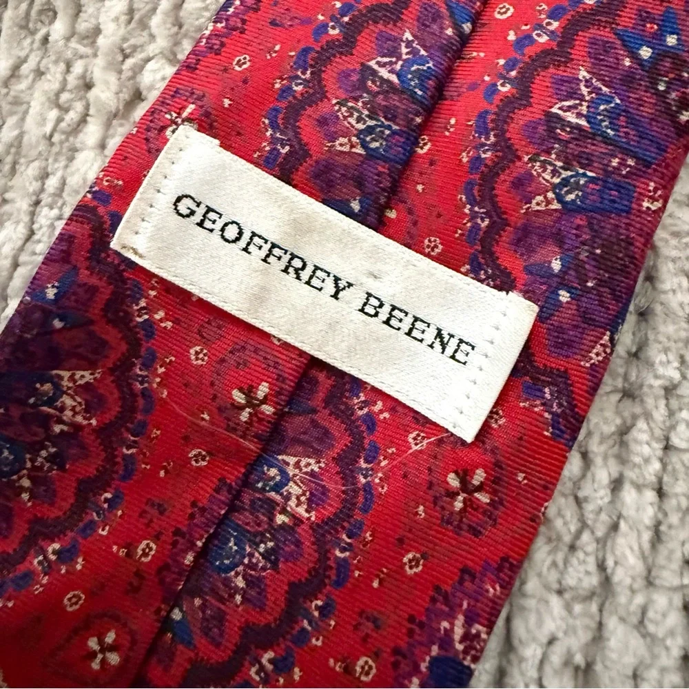 Geoffrey Beene‎ 100% Silk Red Medallion Print Tie Made in USA